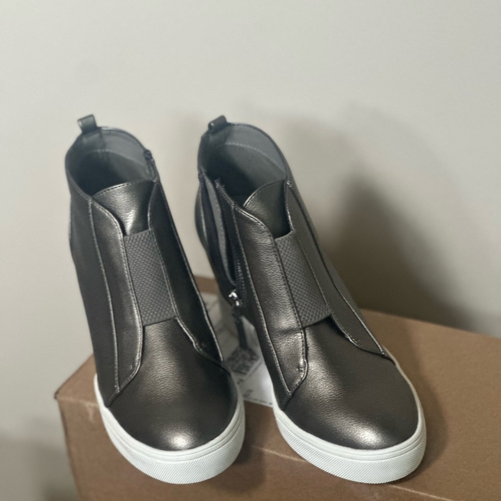 NWBWomen's MIA gun metal colorleather High-Top Sneakers. NWB